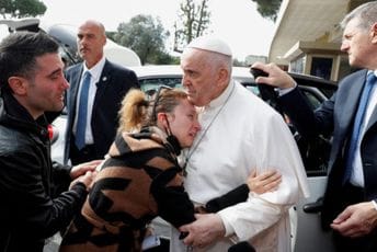 "Još sam živ": Papa izašao iz bolnice "Još sam živ": Papa izašao iz bolnice