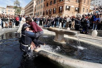 Rim: Klimatski aktivisti 'ofarbali' jednu od najpoznatijih gradskih fontana u crnu boju Rim: Klimatski aktivisti 'ofarbali' jednu od najpoznatijih gradskih fontana u crnu boju