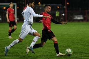 Dečić preokrenuo i srušio Budućnost: 'Plavi' opet primili četiri gola; Jedinstvo nastavilo sa sjajnim izdanjima Dečić preokrenuo i srušio Budućnost: 'Plavi' opet primili četiri gola; Jedinstvo nastavilo sa sjajnim izdanjima