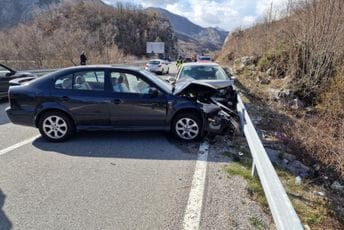 Udes kod Cetinja: Pet osoba povrijeđeno, među njima i dijete Udes kod Cetinja: Pet osoba povrijeđeno, među njima i dijete