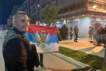Slavlje ispred štaba Evropa sad: Trobojke, i pjesme Kosovu (FOTO/VIDEO)