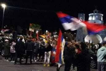 Trobojke i srpske nacionalističke pjesme ispred Hrama u Podgorici (FOTO)