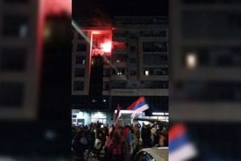 Bakljom gađali balkon na kome se nalazila crnogorska zastava Bakljom gađali balkon na kome se nalazila crnogorska zastava