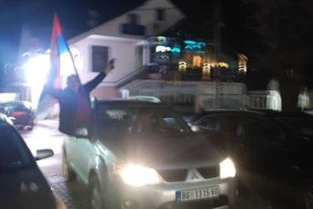 Slavlje na ulicama uz zastave i tri prsta: U Beranama razvučena trobojka od 120 metara, u Bijelom Polju mahanje pištoljima