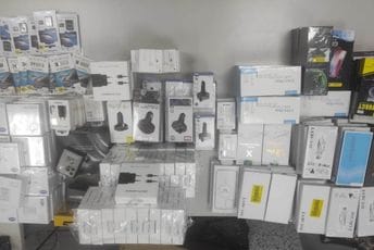 Državljanin Kosova pokušao da prošvercuje pet kesa opreme i djelova za mobilne telefone Državljanin Kosova pokušao da prošvercuje pet kesa opreme i djelova za mobilne telefone