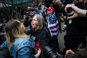 Haos u Njujorku: Policija ispred suda na Menhetnu razdvaja pristalice i protivnike Trampa