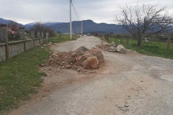 Kuće Rakića: Mještani zabarikadirali put, sljedeće sedmice ga možda potpuno zatvore Kuće Rakića: Mještani zabarikadirali put, sljedeće sedmice ga možda potpuno zatvore