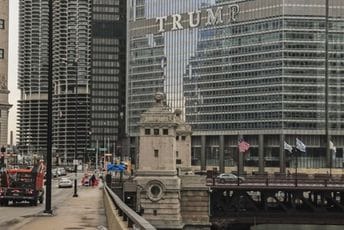 Zatvoren Trampov toranj u Čikagu: Žena ispred njega mahala oružjem Zatvoren Trampov toranj u Čikagu: Žena ispred njega mahala oružjem