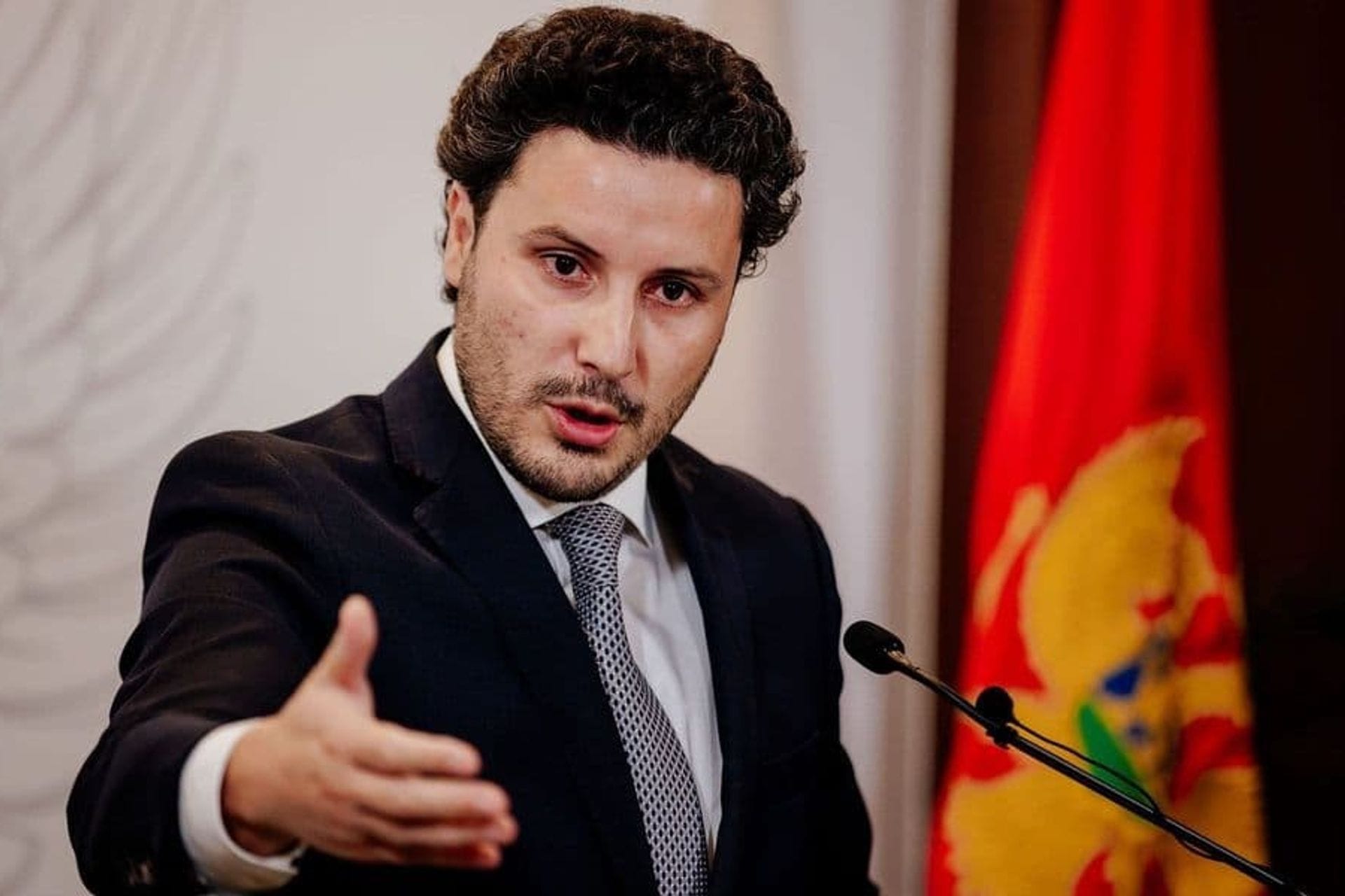 Fotografija 1: Abazović: U pismu stoji da su plaćani neki politički subjekti; Adžić: U laptopu dokazi o finansiranju kampanje