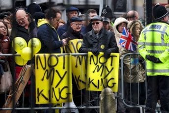 "Nije moj kralj": Antimonarhisti dočekali i izviždali kralja Čarlsa "Nije moj kralj": Antimonarhisti dočekali i izviždali kralja Čarlsa