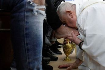 Papa Franjo oprao noge zatvorenicima: Treba da pomognemo jedni drugima da život postane bolji Papa Franjo oprao noge zatvorenicima: Treba da pomognemo jedni drugima da život postane bolji