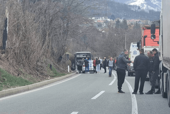 Udes autobusa i dva automobila na putu Mojkovac - Bijelo Polje Udes autobusa i dva automobila na putu Mojkovac - Bijelo Polje