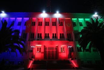 Zgrade predsjednika i parlamenta večeras su u bojama romske zastave Zgrade predsjednika i parlamenta večeras su u bojama romske zastave