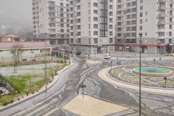 Nevrijeme praćeno gradom na primorju, pojedina naselja u Budvi bila bez struje (VIDEO) Nevrijeme praćeno gradom na primorju, pojedina naselja u Budvi bila bez struje (VIDEO)