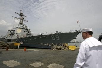 Američki razarač u vodama u Južnom kineskom moru na koje prava polaže Peking Američki razarač u vodama u Južnom kineskom moru na koje prava polaže Peking