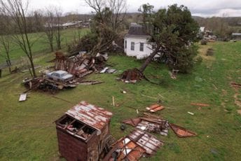 Tornado skidao krovove s kuća i čupao drveće na Novom Zelandu Tornado skidao krovove s kuća i čupao drveće na Novom Zelandu