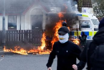 Molotovljevim koktelima gađali policiju uoči posjete Bajdena Molotovljevim koktelima gađali policiju uoči posjete Bajdena