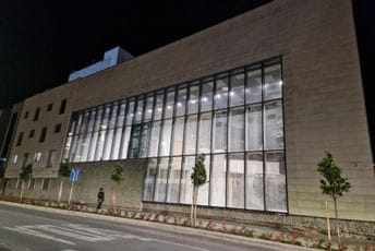 Pogledajte kako izgleda novo Gradsko pozorište noću (FOTO)