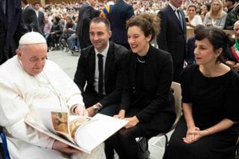 MKM obradovalo Svetu stolicu poklonom svoje službenice: Shvatila mane kulturne diplomatije, pa djelo poslala za Vatikan MKM obradovalo Svetu stolicu poklonom svoje službenice: Shvatila mane kulturne diplomatije, pa djelo poslala za Vatikan