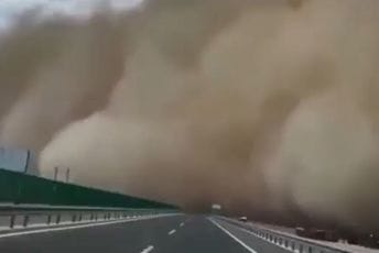 VIDEO: Velika pješčana oluja pogodila Kinu VIDEO: Velika pješčana oluja pogodila Kinu