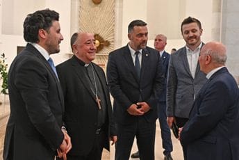 Abazović stigao u Prištinu, obišao katedralu i džamiju Abazović stigao u Prištinu, obišao katedralu i džamiju
