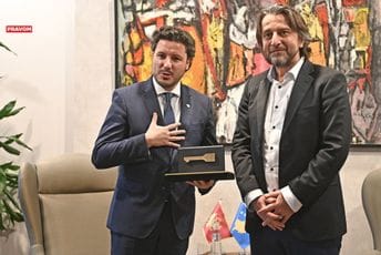 Abazoviću uručen Ključ grada Prištine: Osjećam se kao kod svoje kuće Abazoviću uručen Ključ grada Prištine: Osjećam se kao kod svoje kuće