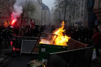 (FOTO) Demonstranti palili kante za smeće, policija koristila pendreke i suzavac (FOTO) Demonstranti palili kante za smeće, policija koristila pendreke i suzavac