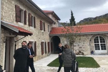 Ćelija piperska i Duga moraće na popravni Koordinator Pravnog savjeta Mitropolije Igor Balaban, advokat Dalibor Kavarić i predstavnici UZKD tokom nadzora manastira Ćelija piperska