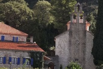 Zdanje koje je odoljelo prepravkama: Manastir Praskvica u Paštrovićima Zdanje koje je odoljelo prepravkama: Manastir Praskvica u Paštrovićima