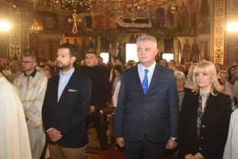Milatović i Borovinić-Bojović na vaskršnjoj liturgiji u Hramu Hristovog vaskrsenja Milatović i Borovinić-Bojović na vaskršnjoj liturgiji u Hramu Hristovog vaskrsenja