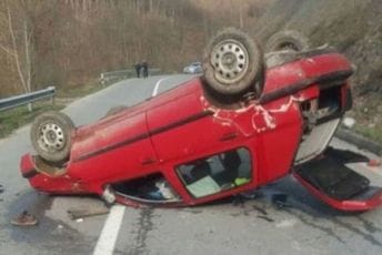 Automobil se prevrnuo kod Slijepač mosta, jedna osoba poginula Automobil se prevrnuo kod Slijepač mosta, jedna osoba poginula