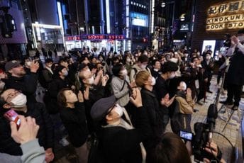 Na drugom kraju svijeta: Hiljade ljudi čekale na otvaranje knjižara