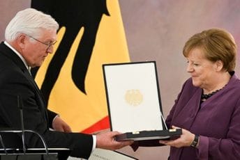 Angela Merkel dobila najveće njemačko državno odličje Angela Merkel dobila najveće njemačko državno odličje