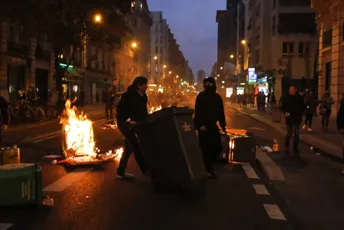 U Parizu izbili veliki neredi nakon Makronovog govora, građani ne pristaju na penzionu reformu U Parizu izbili veliki neredi nakon Makronovog govora, građani ne pristaju na penzionu reformu