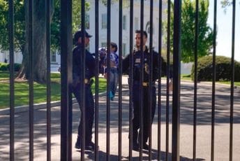 Trogodišnjak ušao u kompleks Bijele kuće: Provukao se kroz ogradu Trogodišnjak ušao u kompleks Bijele kuće: Provukao se kroz ogradu