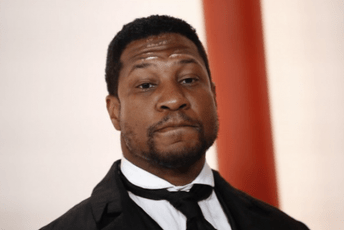 Glumac u problemu zbog nasilnog ponašanja: Marvel otkazuje uloge Džonatanu Mejdžorsu Glumac u problemu zbog nasilnog ponašanja: Marvel otkazuje uloge Džonatanu Mejdžorsu