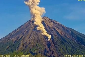 Indonezija: Vulkan Semeru imao 16 erupcija u jednom danu, vlasti upozorili stanovnike da budu oprezni Indonezija: Vulkan Semeru imao 16 erupcija u jednom danu, vlasti upozorili stanovnike da budu oprezni