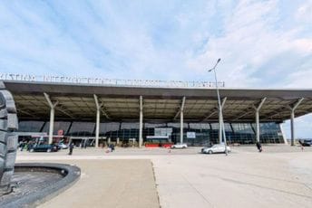 Dojava o bombi na aerodromu u Prištini: Evakuisani putnici i osoblje Dojava o bombi na aerodromu u Prištini: Evakuisani putnici i osoblje