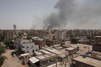 Građani bježe iz glavnog grada: I dalje žestoke borbe u Sudanu Građani bježe iz glavnog grada: I dalje žestoke borbe u Sudanu
