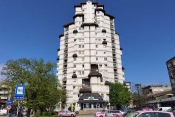 Žena preživjela pad sa 16. sprata zgrade u Kragujevcu Žena preživjela pad sa 16. sprata zgrade u Kragujevcu