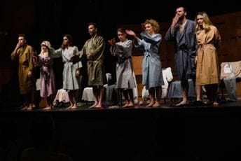 Dramski teatar iz Skoplja gostovao u Podgorici: Pet priča Rumene Bužarovske za pet autorskih monologa Dramski teatar iz Skoplja gostovao u Podgorici: Pet priča Rumene Bužarovske za pet autorskih monologa