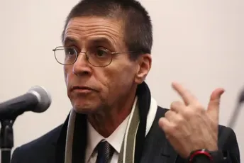 Čak 43 godine kasnije: Profesor osuđen zbog napada na sinagogu u Parizu Čak 43 godine kasnije: Profesor osuđen zbog napada na sinagogu u Parizu