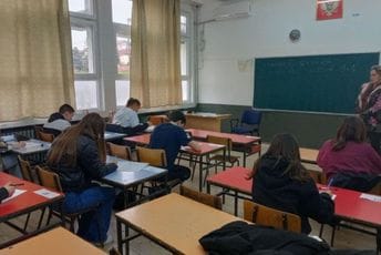 Analiza pokazala: Naši učenici na PISA testu ne pokazuju praktično znanje jer uče napamet