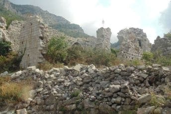 Zaboravljeni arhitektonski dragulj kod Bara: Crkva Sv. Spasa u Menkama iz XII vijeka Zaboravljeni arhitektonski dragulj kod Bara: Crkva Sv. Spasa u Menkama iz XII vijeka