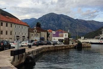 Trajektna linija Kamenari - Lepetane: Kilometarske kolone i zastoji u oba putna pravca Trajektna linija Kamenari - Lepetane: Kilometarske kolone i zastoji u oba putna pravca