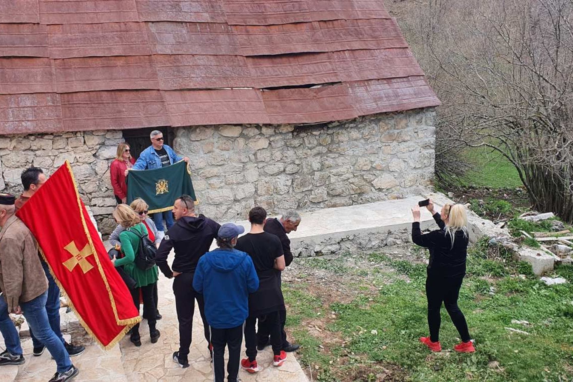 Fotografija 9: Ulice, ploče i krajputaši