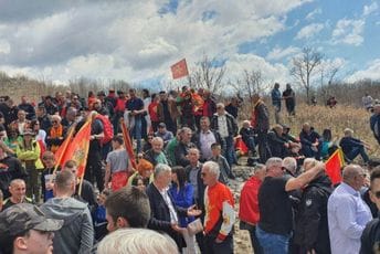 Okupio se veliki broj građana: Čeka se otrivanje spomen-obilježja porodici Zvicer Okupio se veliki broj građana: Čeka se otrivanje spomen-obilježja porodici Zvicer