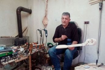 Iz njegove radionice ,,odletjelo“ je hiljade gusala na sve kontinente Zdravko Todorović u radionici