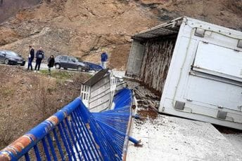 Kolašin: Sletjela prikolica, stradalo pet tovnih bikova Kolašin: Sletjela prikolica, stradalo pet tovnih bikova