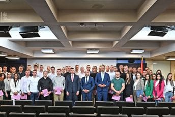 Adžić i Terzić uručili rješenja novozaposlenim policajcima: Građani da vas poštuju, kriminalci da vas se plaše Adžić i Terzić uručili rješenja novozaposlenim policajcima: Građani da vas poštuju, kriminalci da vas se plaše